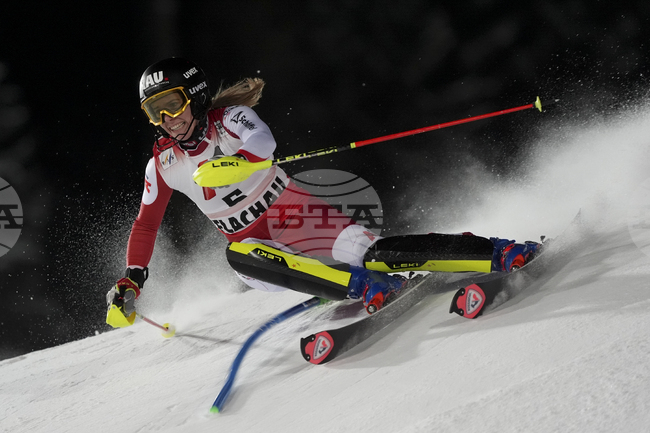 Катарина Линсбергер поведе след първия манш на нощния слалом във Флахау