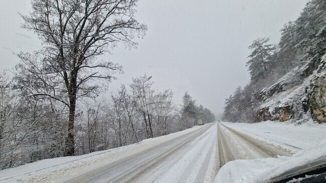 Автомобили са закъсали по пътя към курорта Пампорово, три екипа на полицията са на място