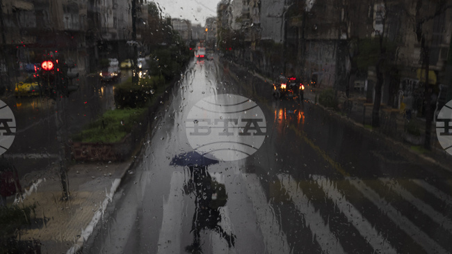 Проливни дъждове и гръмотевични бури обхващат Гърция и днес; в много от регионите на страната е издаден „червен код“ за опасно време 