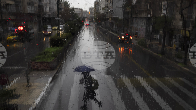 Проливни дъждове предизвикват затруднения в много райони на Гърция