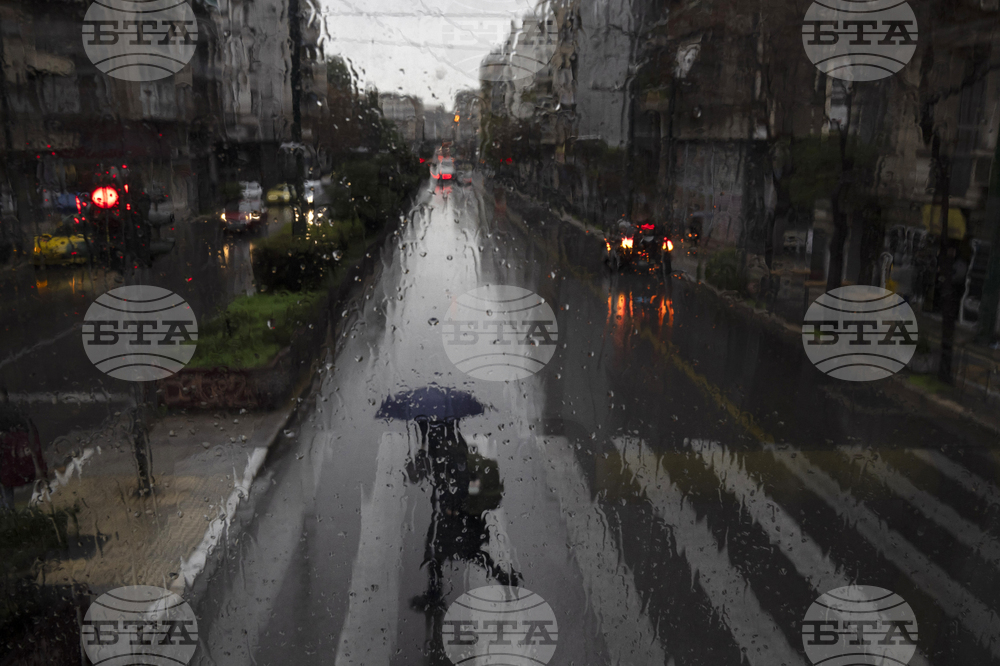 Проливни дъждове предизвикват затруднения в много райони на Гърция