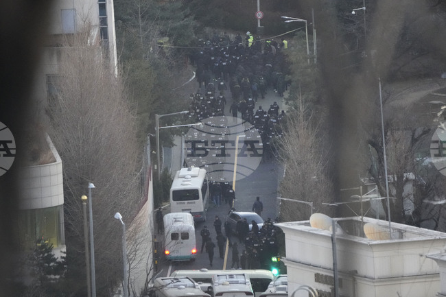 Следователите успяха да влязат в резиденцията на южнокорейския президент Юн Сук-йол при втория опит за задържането му