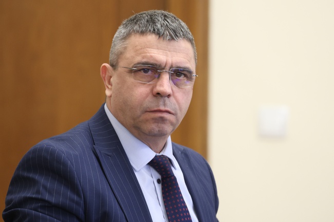 Даниел Митов има достатъчно добър екип, с който да продължат дългосрочната програма и политики, заяви министър Атанас Илков