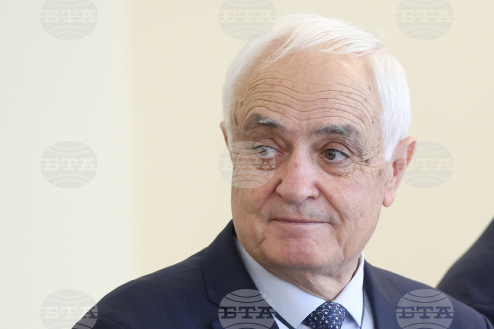 Нормално е да се помисли за около 2,5% от БВП за отбрана, коментира министър Атанас Запрянов