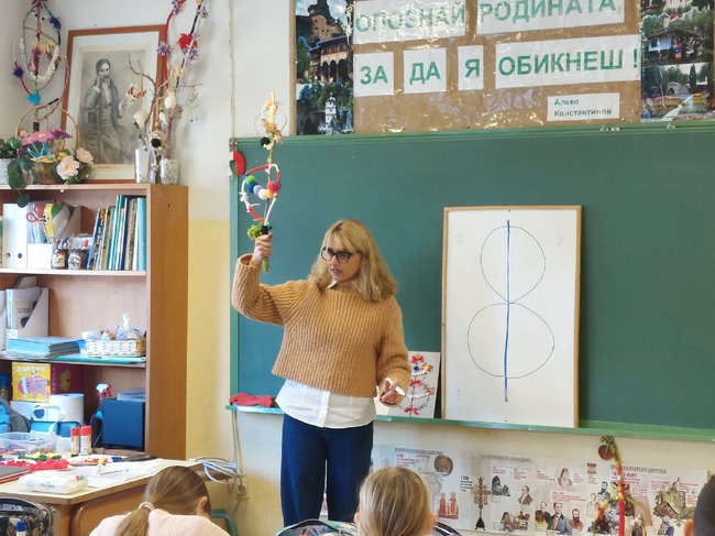 Урок, посветен на сурвакането, имаха възпитаници на училище „Бачо Киро” в Алкоркон, Испания