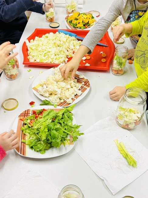 Възпитаниците на училище „Св. св. Кирил и Методий“ във Виена учиха как се прави туршия