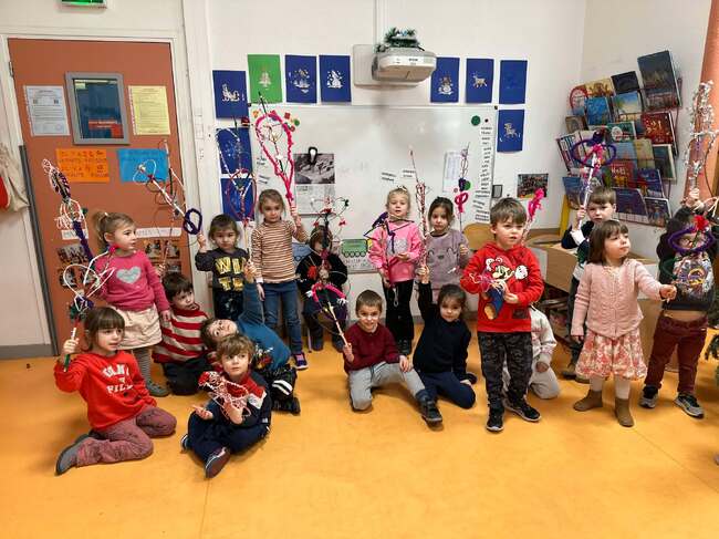 Възпитаници на Детска градина „Зайченцето бяло“ в Париж изработиха сурвачки