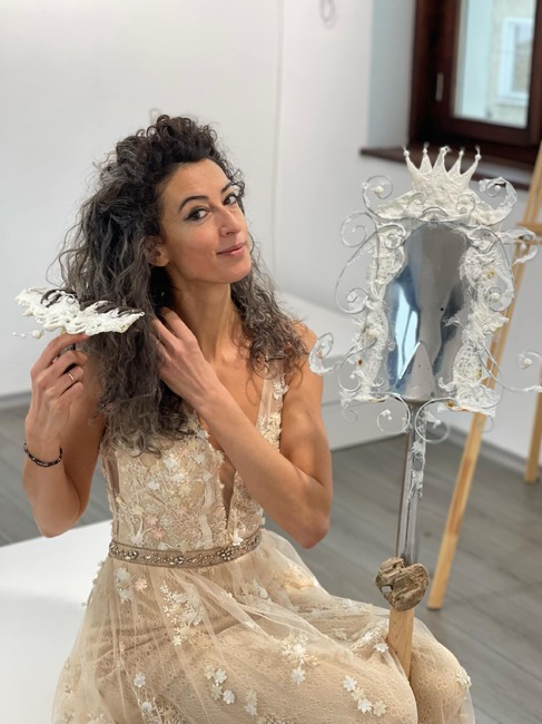 „Приказки за ангели” ще разкаже в изложба в Троян художничката Росица Миладинова