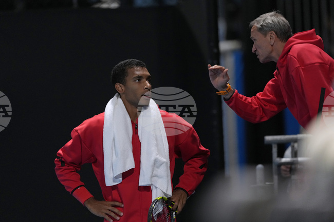 Контузия отказа шампиона за 2022 година Феликс Оже-Алиасим още в първия кръг на турнира в Ротердам