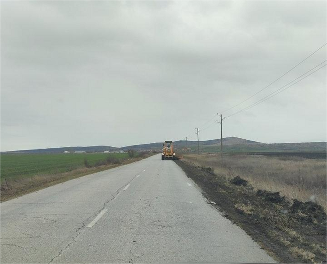 Приключи почистването на растителност край пътища в Община Сливен 