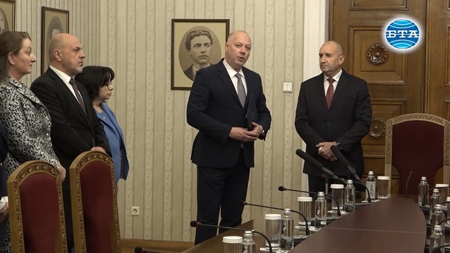 Кандидатът за премиер на ГЕРБ-СДС Росен Желязков получи мандат за съставяне на правителство от президента Румен Радев