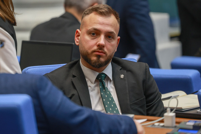 ИТН, БСП и МЕЧ "скачат" на "Възраждане", че не са подкрепили проекторешение на "ДПС-Ново начало", коментираха от партията на Костадин Костадинов