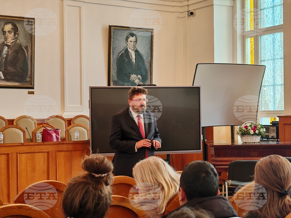 BTA Director General Meets Aprilov School Students, Talks to Them about National News Agency and Studying Abroad and Returning