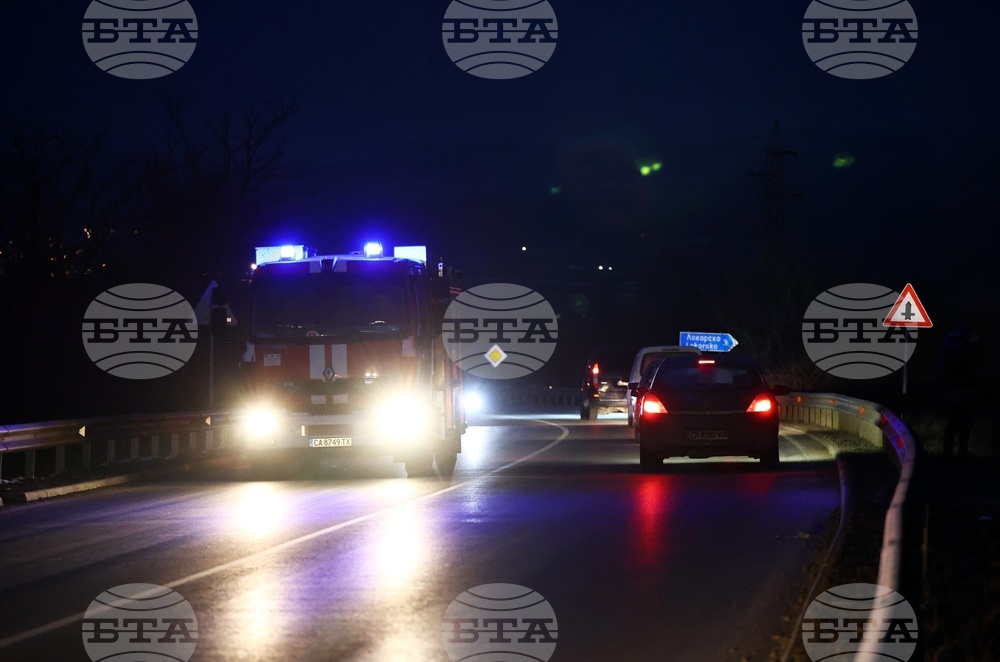 Двама от пострадалите при сблъсъка между товарните влакове са транспортирани във Военна болница