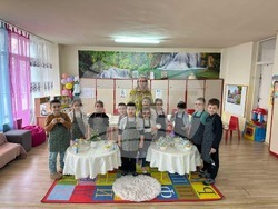 Кулинарен мастършеф учи децата да се хранят здравословно в детска градина в Нова Загора. Снимка: МОН