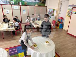 Кулинарен мастършеф учи децата да се хранят здравословно в детска градина в Нова Загора. Снимка: МОН