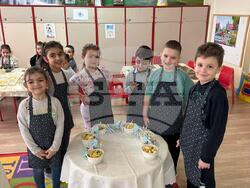 Кулинарен мастършеф учи децата да се хранят здравословно в детска градина в Нова Загора. Снимка: МОН