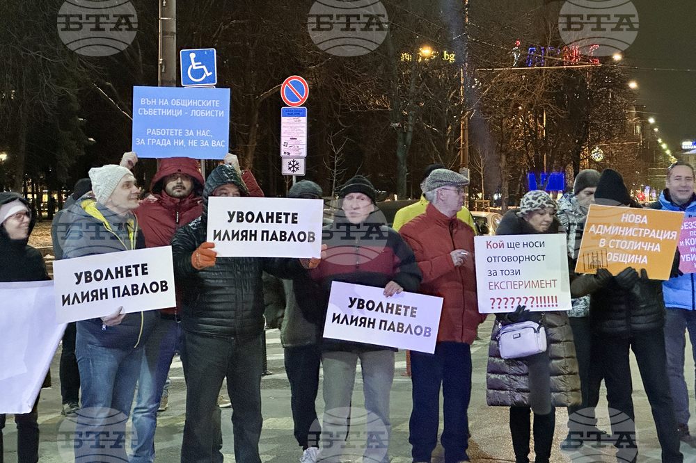 Граждани се събраха на протест заради реорганизацията на движението в центъра на София и поискаха оставката на зам.-кмета по транспорт Илиян Павлов