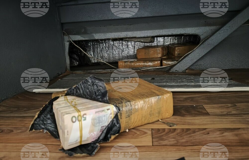 Митничари откриха украинска валута за близо 1 млн. лева в автобус на "Дунав мост" при Русе