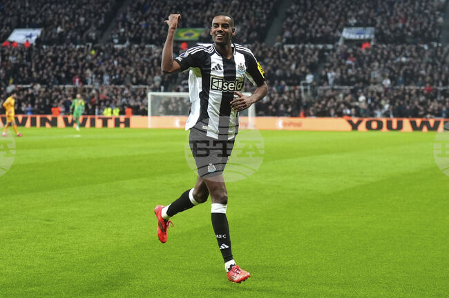 Александър Исак е безценен за Нюкасъл, заяви неговият съотборник Дан Бърн