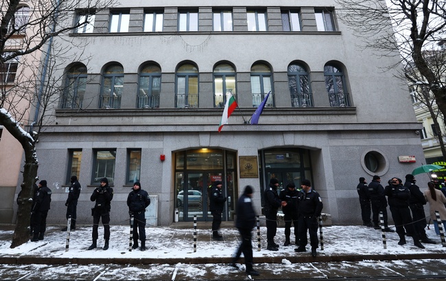 Протестиращи са се събрали пред сградата на ВСС, като се обявяват срещу кандидатурата на Борислав Сарафов за главен прокурор