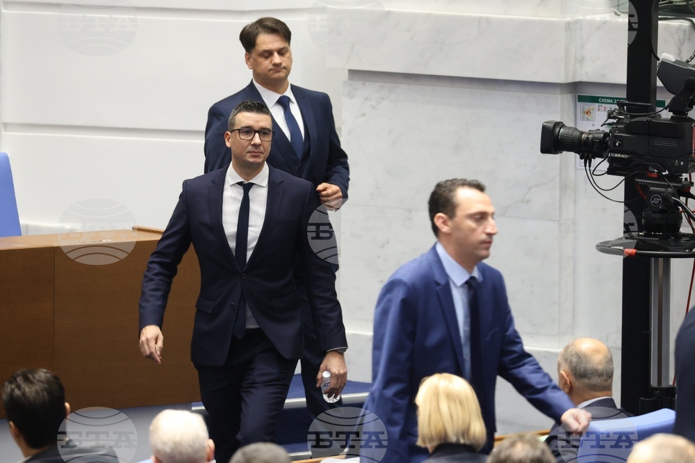 Парламент - заседание - Петър Дилов