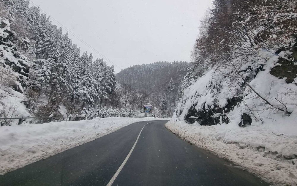 АПИ: Над 400 машини почистват републиканските пътища в районите със снеговалеж. Шофирайте внимателно!