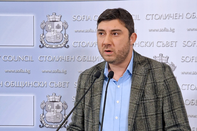 Общинският съветник от ВМРО Карлос Контрера обяви, че започва консултации с групи в СОС за смяна на председателя на съвета