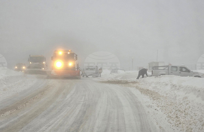 Обилен снеговалеж е имало в прохода Петрохан в Стара планина, пътят е почистен и проходим