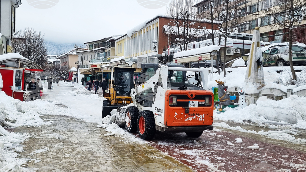 Започна почистване на пешеходната зона в Смолян, превърнала се в ледена пързалка