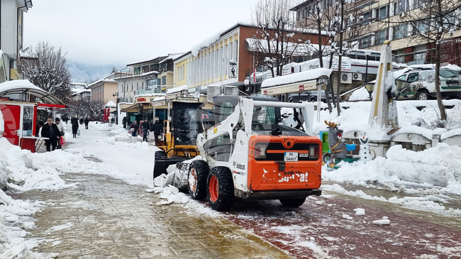 Започна почистване на пешеходната зона в Смолян, превърнала се в ледена пързалка