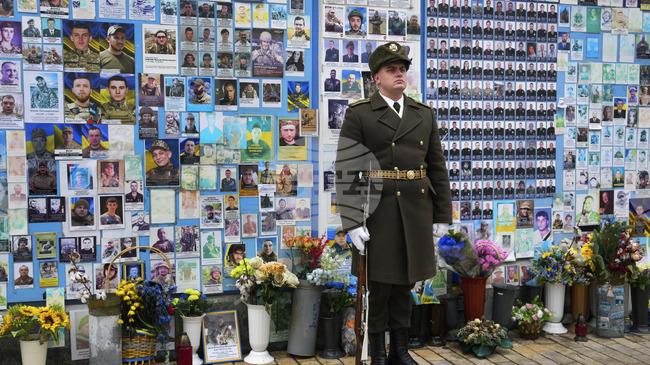 Зеленски и чешкият президент почетоха в Киев загиналите във войната украински войници 