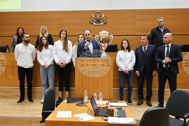 Волейболният Марица (Пловдив) показа спечелената Купа на България в общинския съвет на Пловдив 