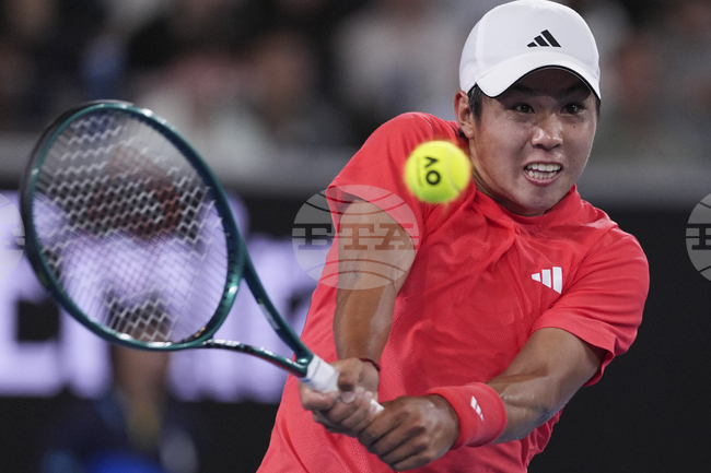 След близо пет часа игра квалификантът Лърнър Тиен изхвърли Даниил Медведев от Откритото първенство на Австралия