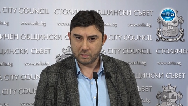 Общинският съветник от ВМРО Карлос Контрера обяви, че започва консултации с групи в СОС за смяна на председателя на съвета