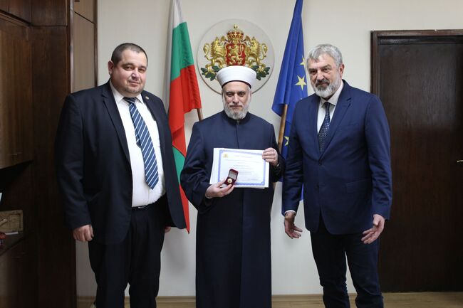 Главният мюфтия д-р Мустафа Хаджи получи знака на областния управител на Русе, заради приноса си към насърчаването на религиозната толерантност и опазването на етническия мир