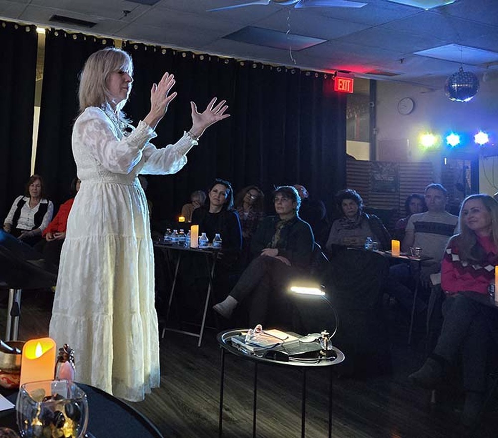 Калина Томова представи своята последна книга „Преплетените светове“ в Културен център „Българика“ в Чикаго