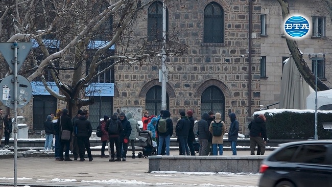 Протест под наслов „Да си върнем достъпа до Витоша" се проведе пред сградата на президентската институция