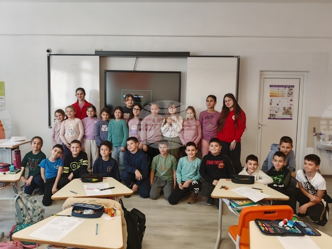 Доброволци на БЧК показаха на ученици от „Детско полицейско управление“ в Габрово как да се предпазят от измръзване