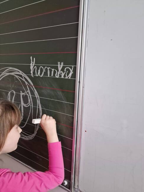 Възпитаници на училище „Дора Габе“ в Краков учат българската азбука