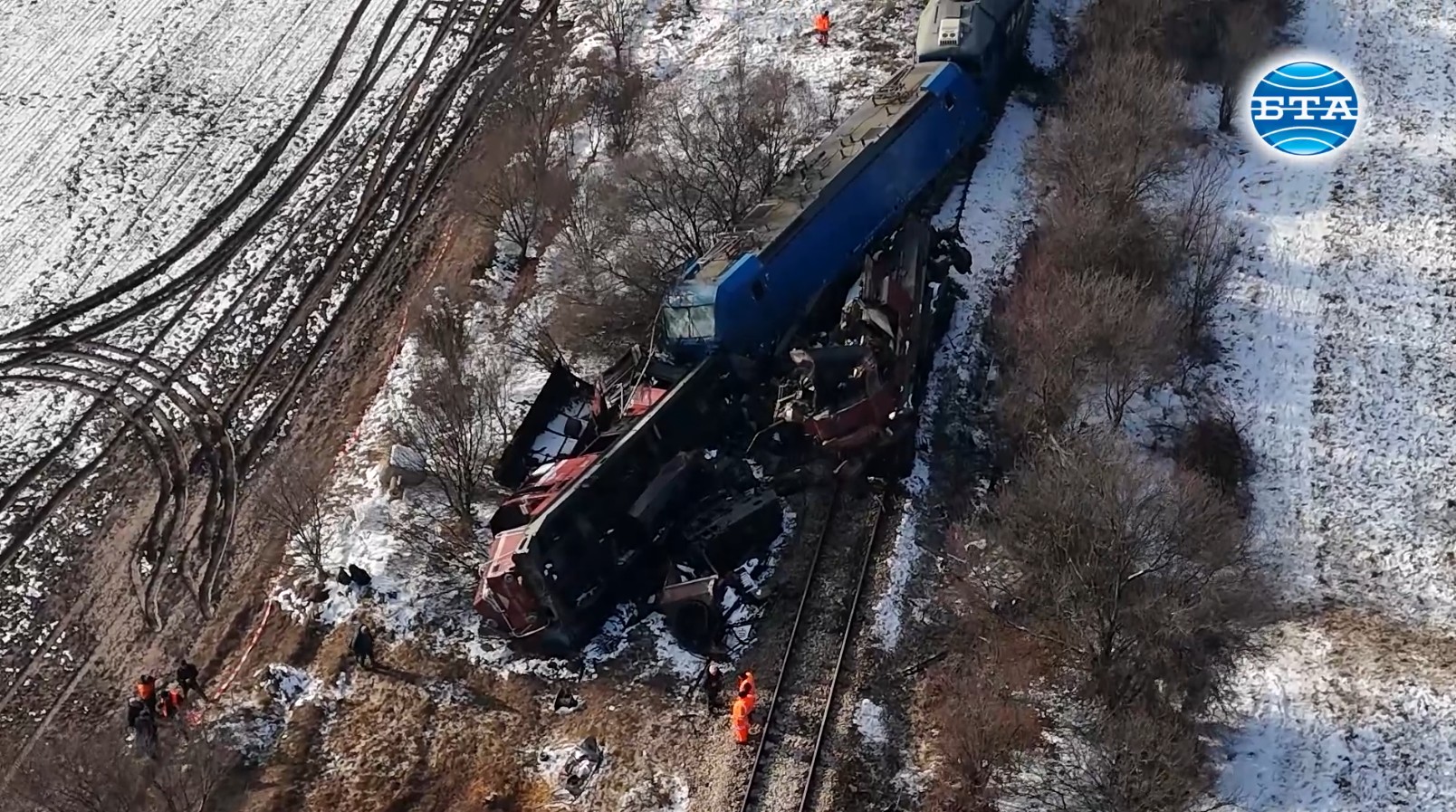 Все още има опасност за живота на мъжа, приет в болница "Св. Анна" след катастрофата между два товарни влака