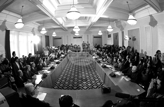 Jan. 16, 1990: Communist Party, Anti-Communist Opposition Start Roundtable Talks