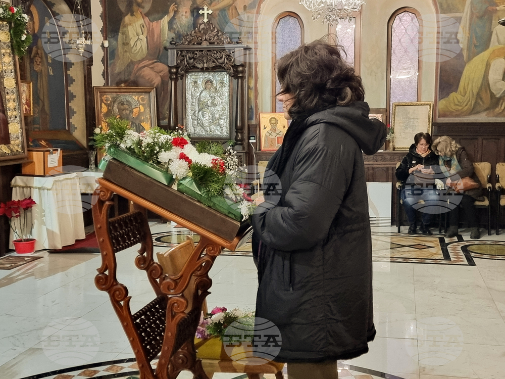 Видин - храм „Св. Николай” - икона с мощите на св. Ефрем Нови Чудотворец - молебен за здраве