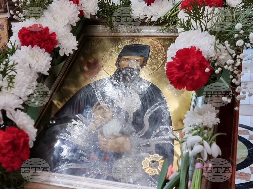 Видин - храм „Св. Николай” - икона с мощите на св. Ефрем Нови Чудотворец - молебен за здраве