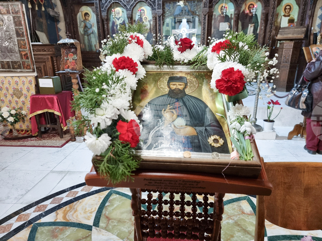 Видин - храм „Св. Николай” - икона с мощите на св. Ефрем Нови Чудотворец - молебен за здраве