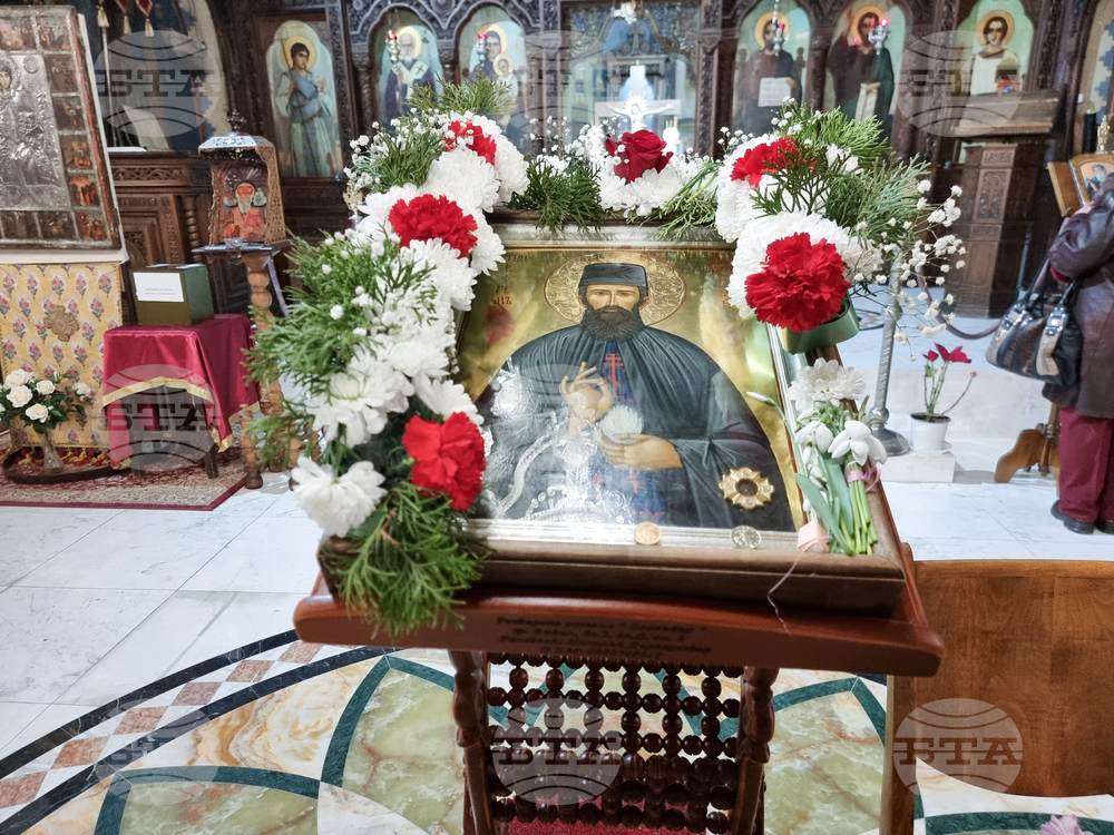 Видин - храм „Св. Николай” - икона с мощите на св. Ефрем Нови Чудотворец - молебен за здраве