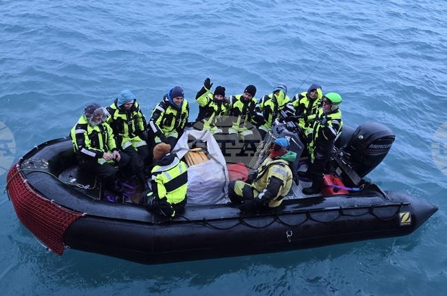 Третата група от 33-ата антарктическа експедиция пристигна на остров Ливингстън