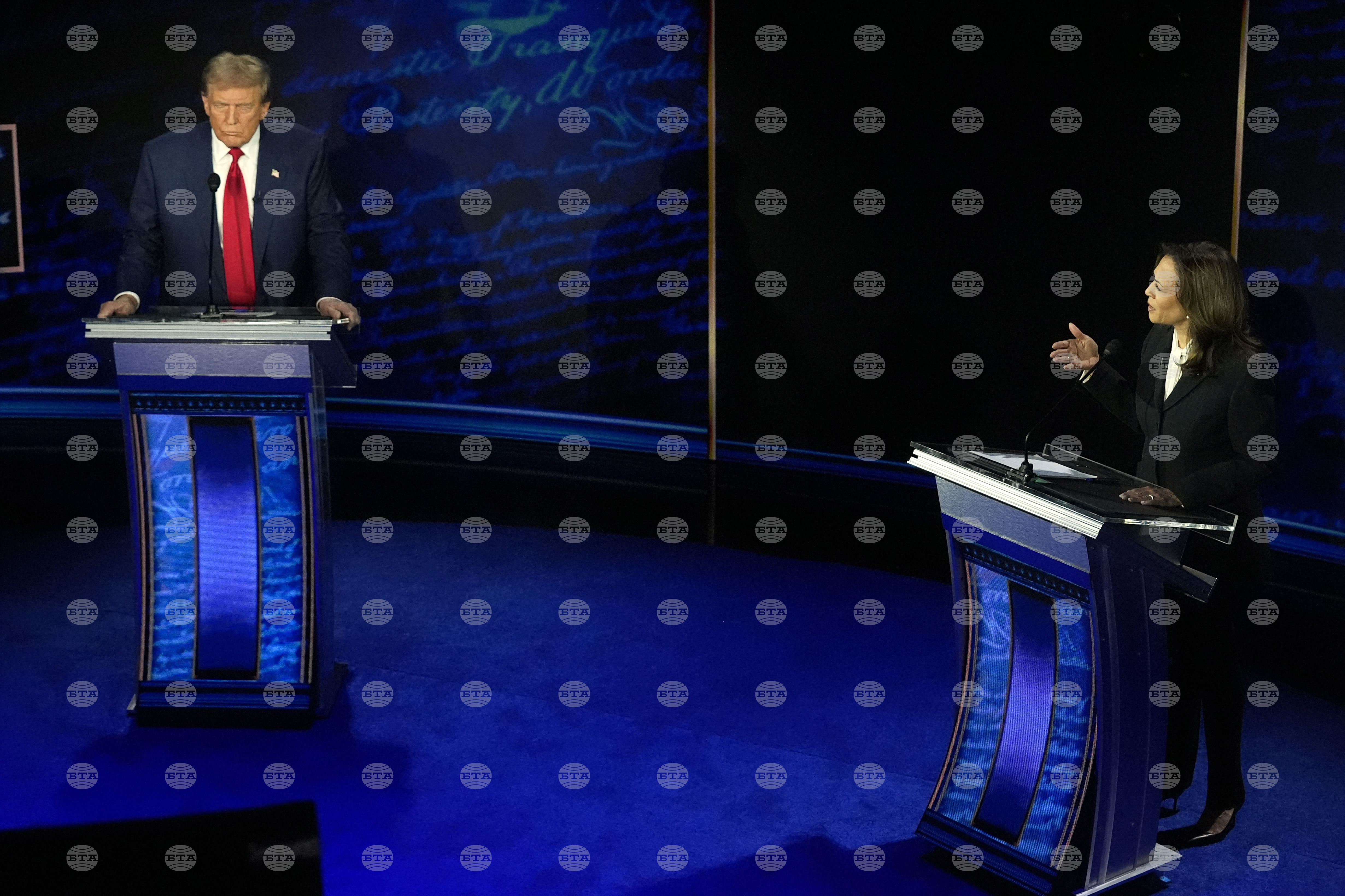 Președintele american Donald Trump îi privează de protecție de stat pe Kamala Harris și Hillary Clinton  