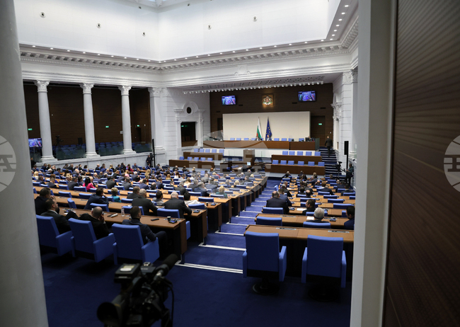 Тринадесет нови народни представители положиха клетва на мястото на избраните в кабинета "Желязков"