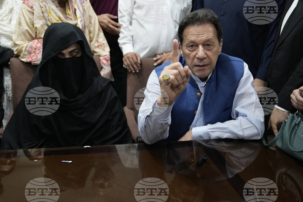 Бившият пакистански премиер Имран Хан и съпругата му бяха осъдени на по 17 години затвор по корупционно дело